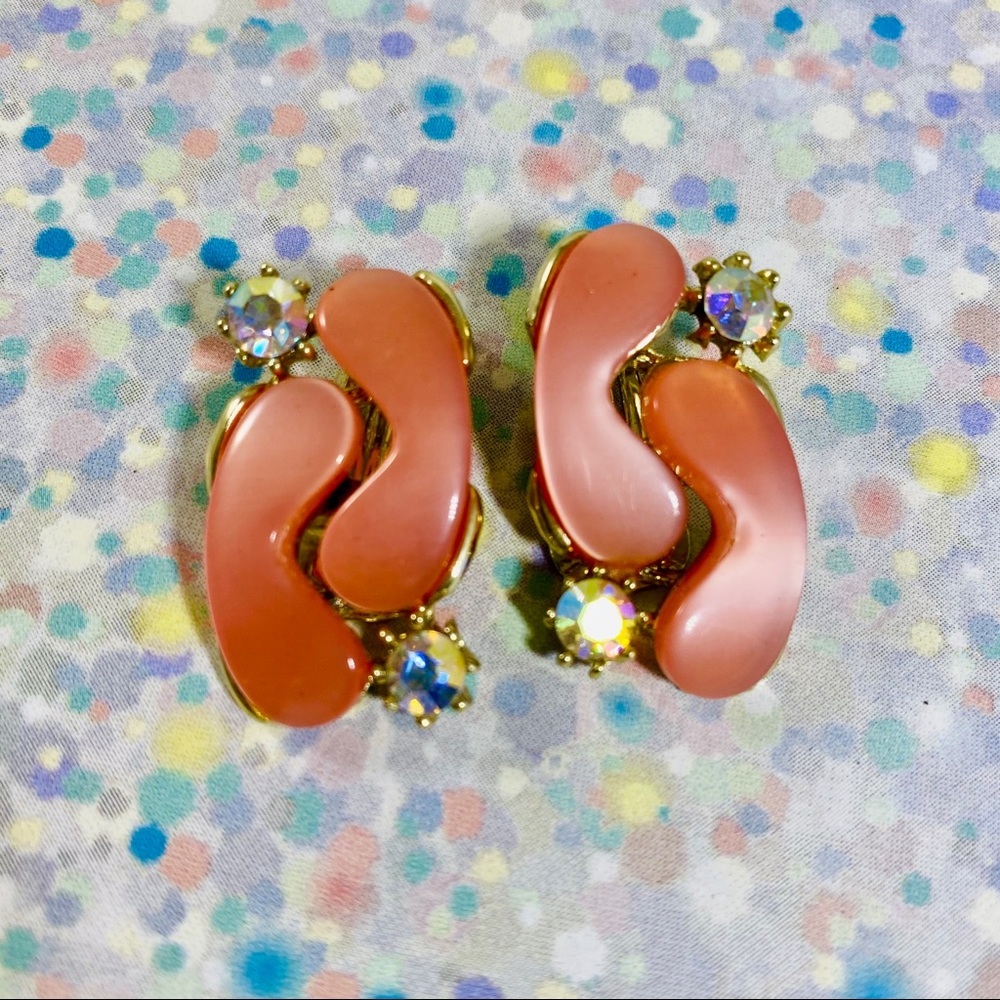 Vintage peach pearl Thermoset AB rhinestone clip earrings